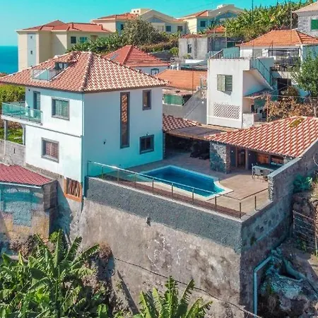 Willa Lux Câmara de Lobos